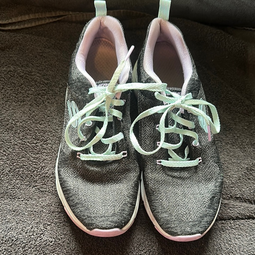 SKETCHERS Black and Mint Athletic Women’s ArchFit Shoes BARELY WORN